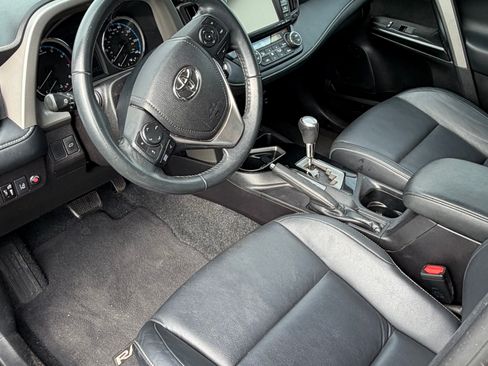Used 2018 Toyota RAV4 Limited image 8