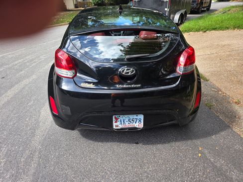 Used 2012 Hyundai Veloster w/ Style Pkg image 2