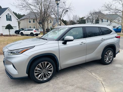 Used 2021 Toyota Highlander Platinum image 2