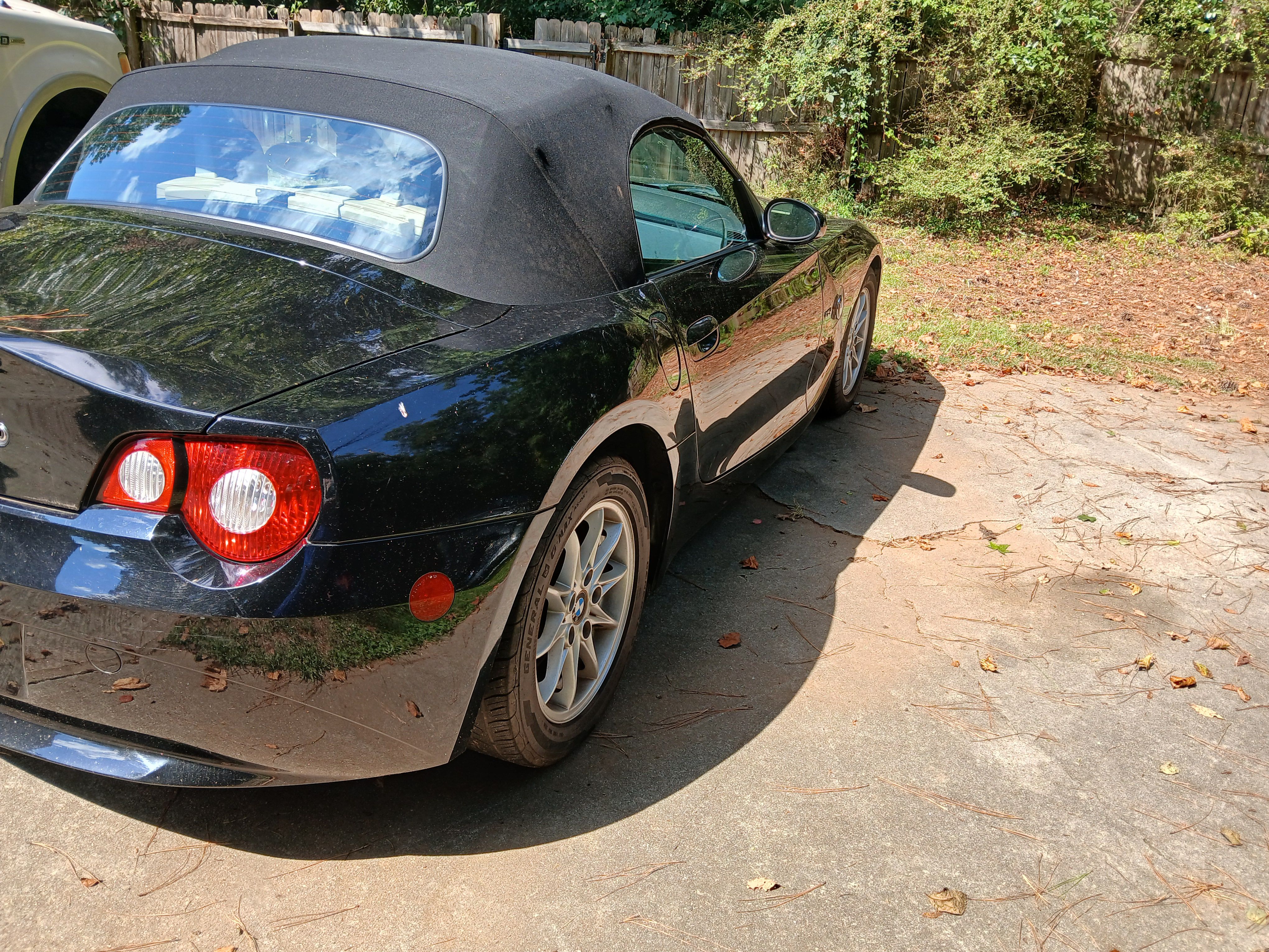 Used 2005 BMW Z4 2.5i RWD image 2