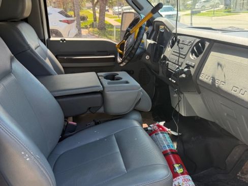 Used 2011 Ford F550 2WD Regular Cab Super Duty image 9