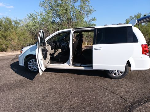 Used 2018 Dodge Grand Caravan SE w/ UConnect Hands-Free Group image 10