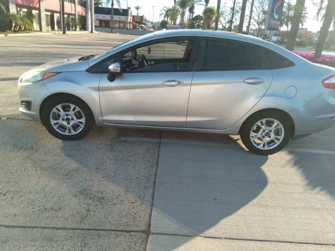 Used 2014 Ford Fiesta SE image 2