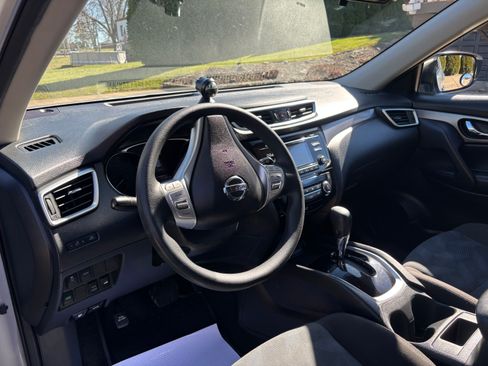 Used 2016 Nissan Rogue SV image 4