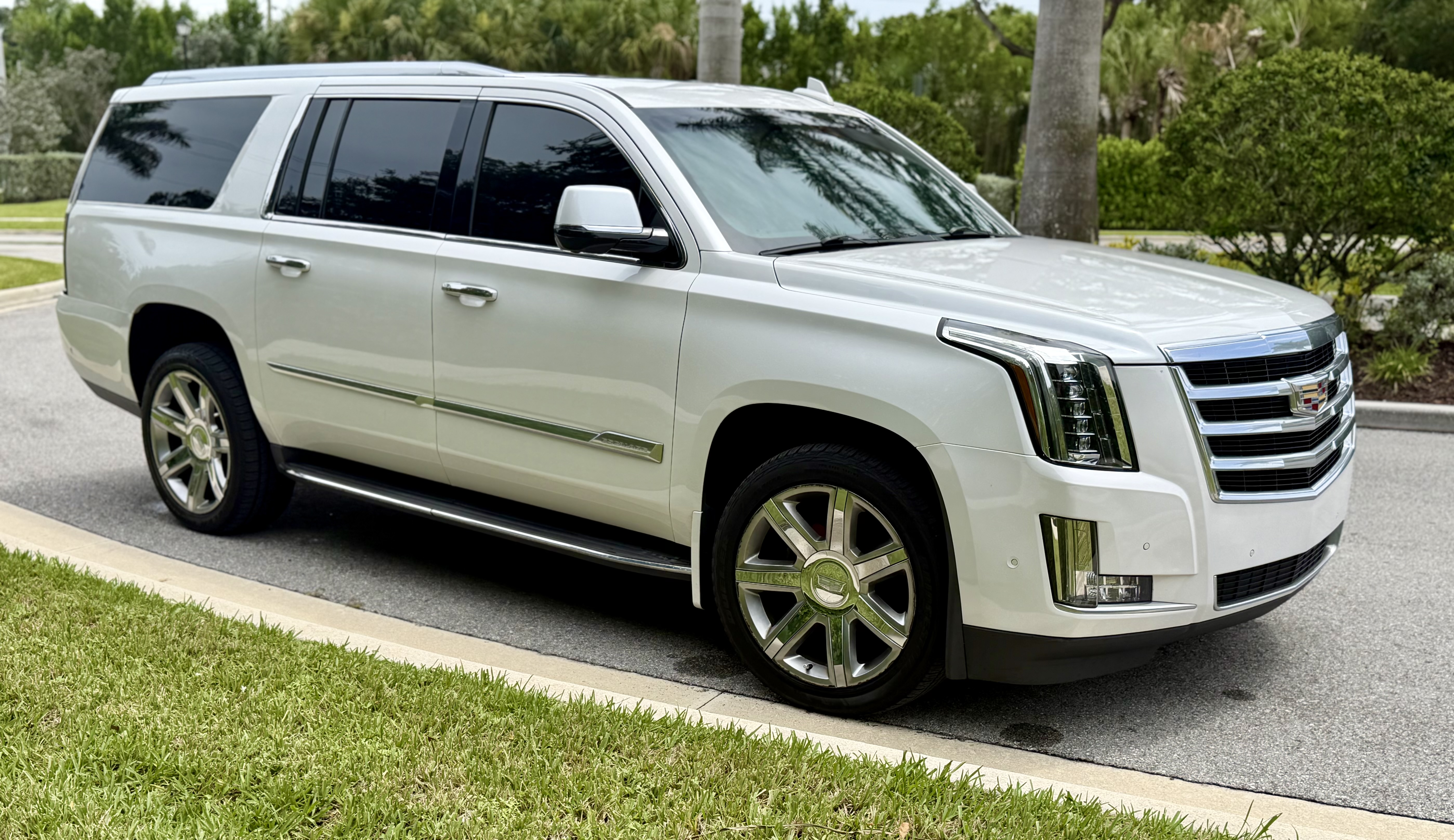 Used 2018 Cadillac Escalade ESV Luxury RWD image 5