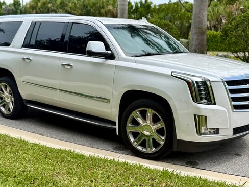 Used 2018 Cadillac Escalade ESV Luxury RWD image 5