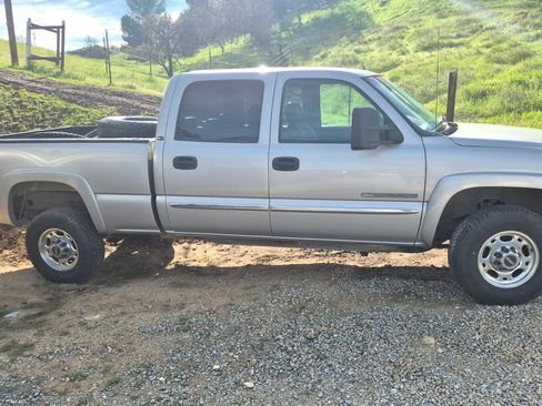 Used 2005 GMC Sierra 2500 SLT w/ Skid Plate Package image 4