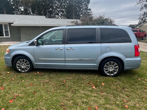 Used 2013 Chrysler Town & Country Touring-L w/ Driver Convenience Group image 1