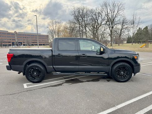 Used 2018 Nissan Titan SV image 6