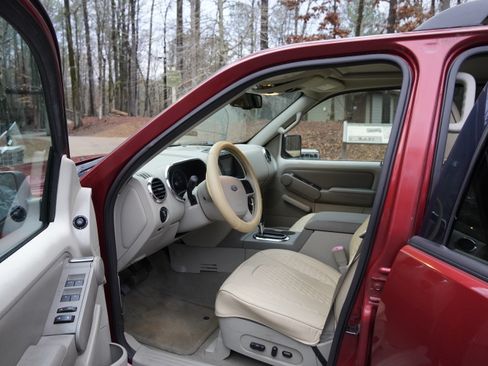 Used 2006 Ford Explorer XLT image 15