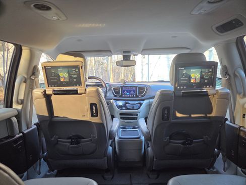 Used 2017 Chrysler Pacifica Touring-L Plus image 6