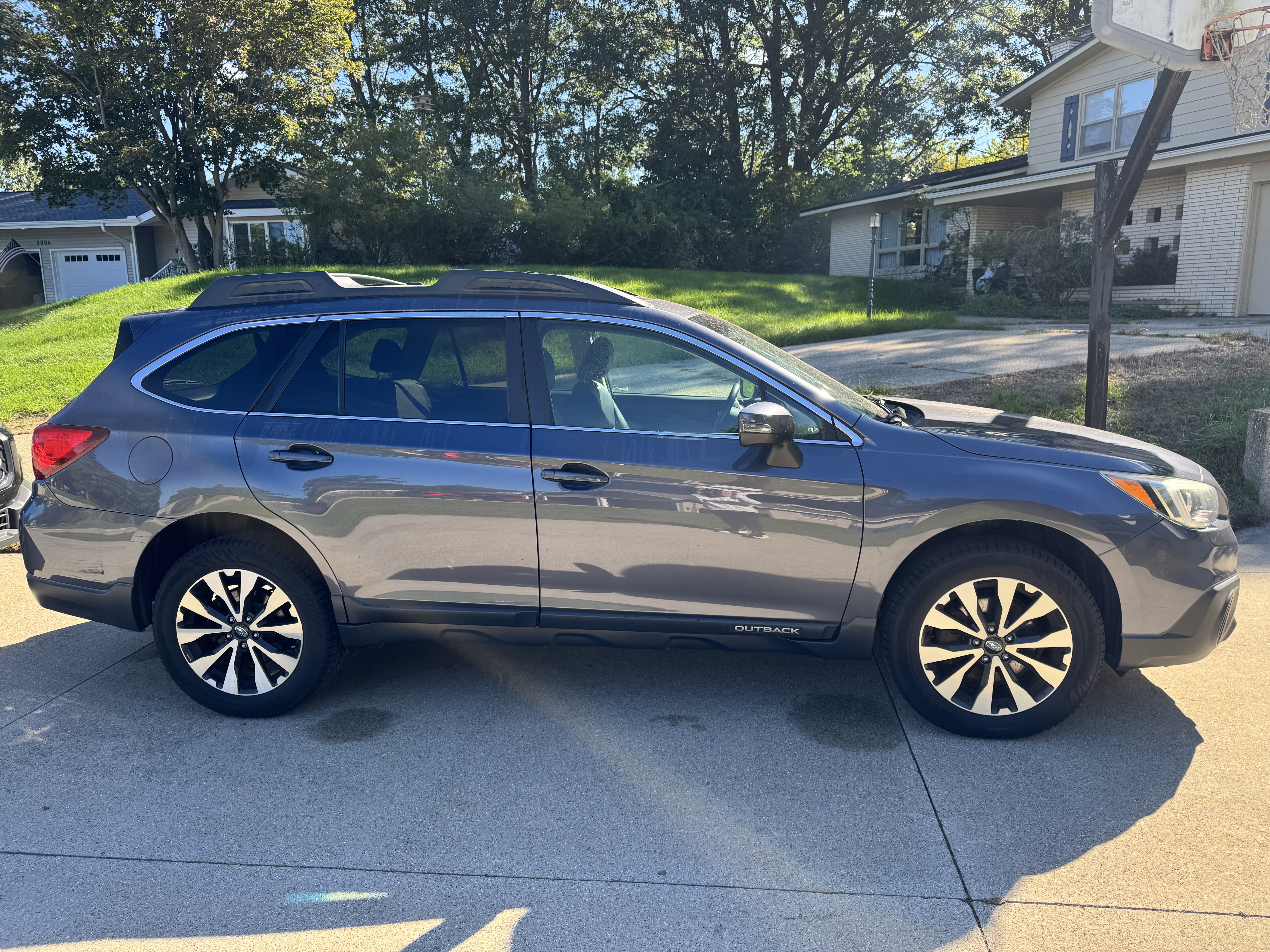 Used 2016 Subaru Outback 2.5i Limited AWD/4WD image 1