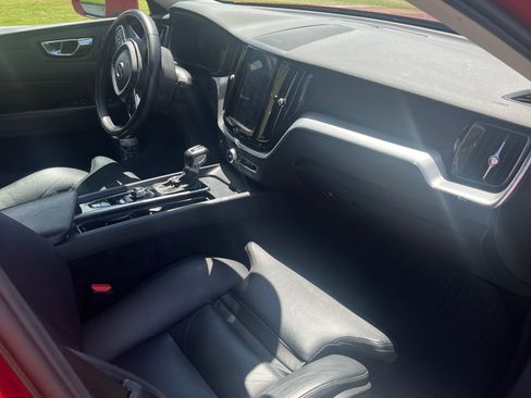 Used 2019 Volvo XC60 T5 Momentum w/ Multimedia Package AWD/4WD image 10