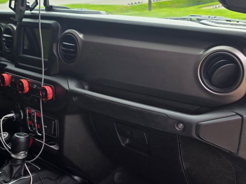 Used 2021 Jeep Gladiator Sport image 12