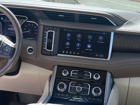 Used 2021 GMC Yukon Denali w/ Denali Premium Package AWD/4WD image 11