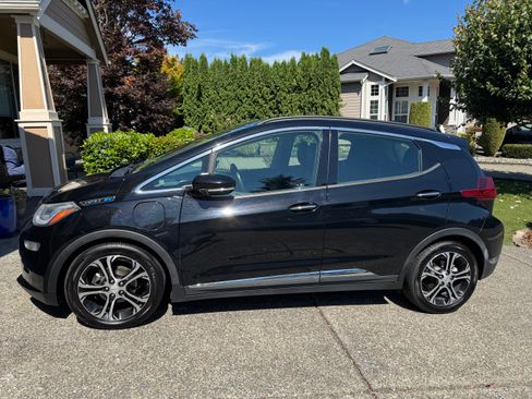 Used 2018 Chevrolet Bolt Premier w/ Driver Confidence II Package FWD image 1
