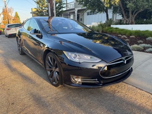 Used 2013 Tesla Model S Performance RWD image 2