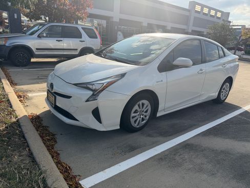 Used 2017 Toyota Prius Two image 5