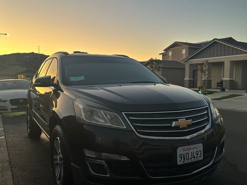 Used 2015 Chevrolet Traverse LT image 1