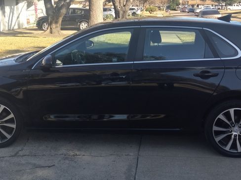 Used 2018 Hyundai Elantra GT image 1