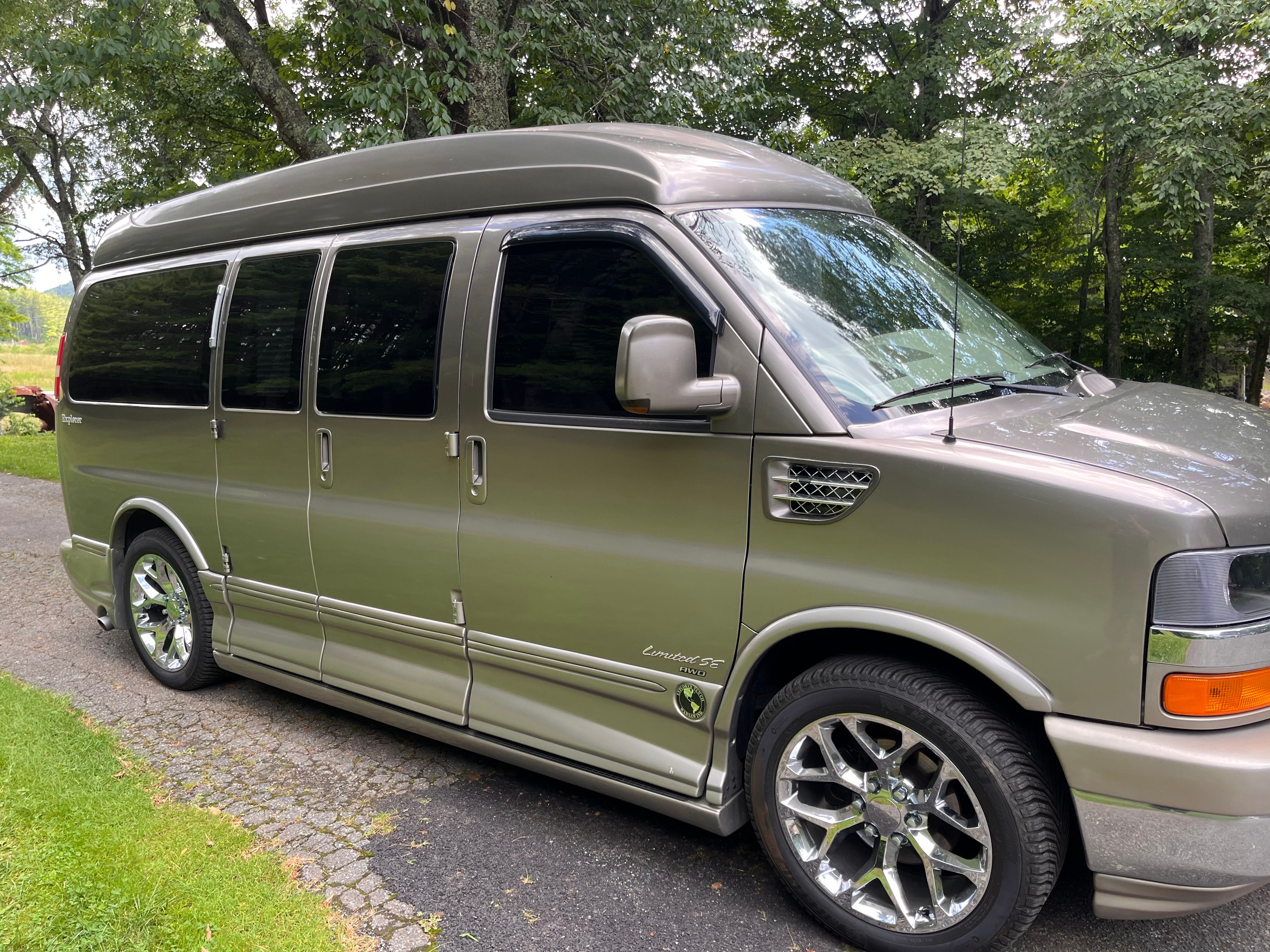 Used 2011 Chevrolet Express 1500 AWD image 2