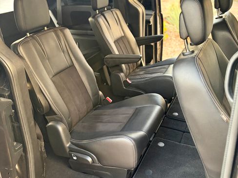 Used 2019 Dodge Grand Caravan SXT w/ Blacktop Package FWD image 19