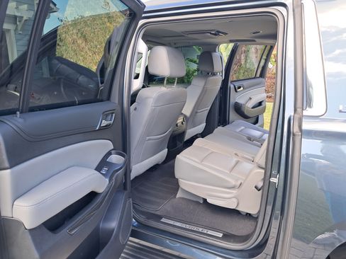 Used 2020 Chevrolet Suburban LT image 2