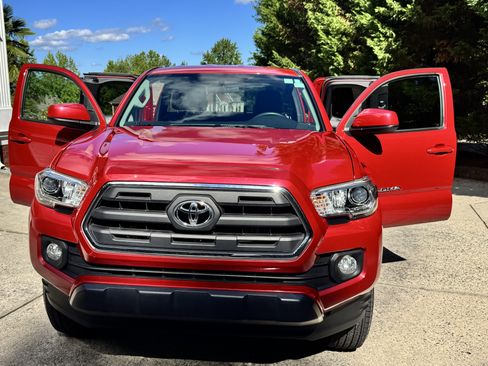 Used 2017 Toyota Tacoma SR5 RWD image 5