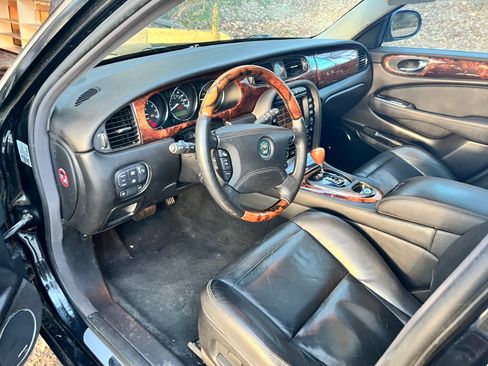 Used 2005 Jaguar XJ8 image 9