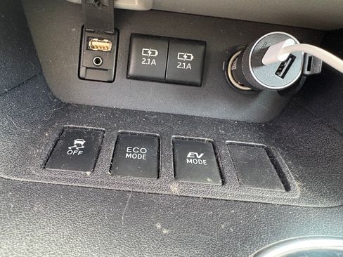 Used 2017 Toyota Highlander LE w/ Carpet Mat Package AWD/4WD image 24