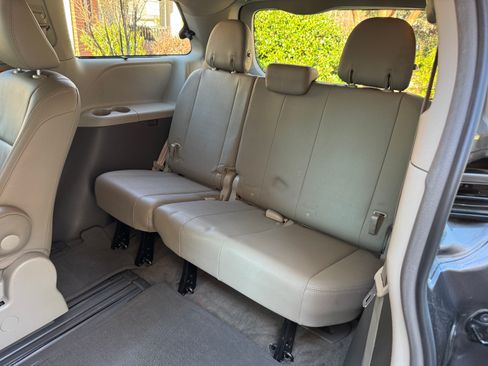 Used 2016 Toyota Sienna XLE image 19