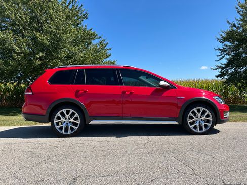 Used 2019 Volkswagen Golf Alltrack SE AWD/4WD image 2
