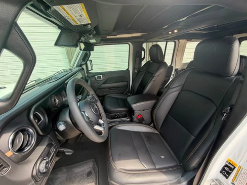 Used 2024 Jeep Wrangler Unlimited Sahara w/ Technology Group AWD/4WD image 6
