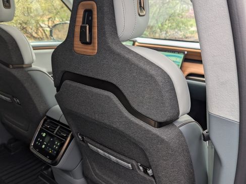 Used 2025 Rivian R1S Premium image 16