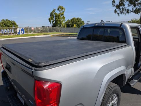 Used 2017 Toyota Tacoma SR5 w/ Tow Package RWD image 10