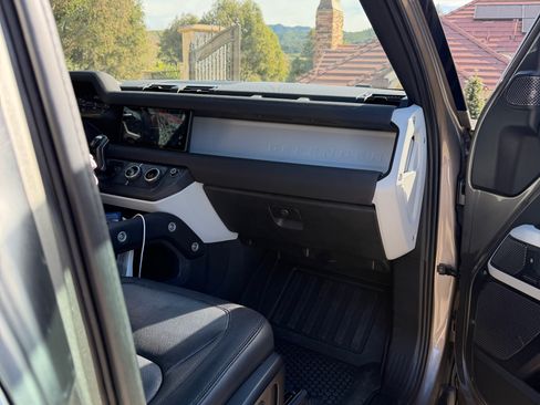Used 2022 Land Rover Defender 90 X-Dynamic SE image 19