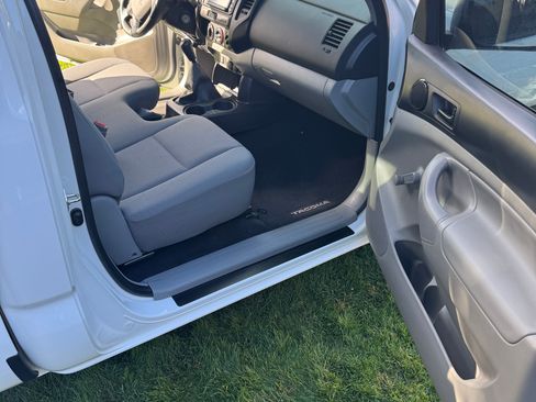 Used 2014 Toyota Tacoma 2WD Regular Cab image 12