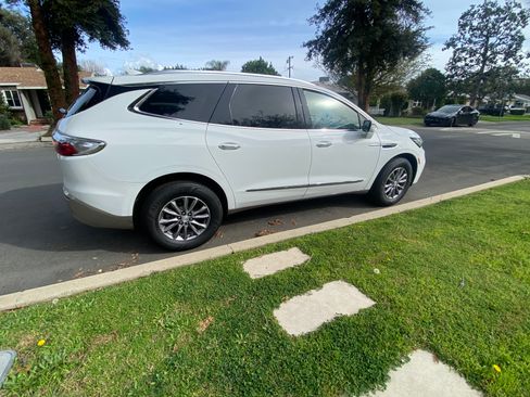 Used 2022 Buick Enclave Essence image 4
