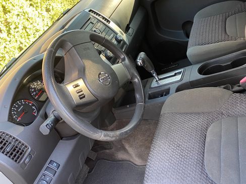 Used 2010 Nissan Frontier SE w/ SE Value Truck Pkg image 4