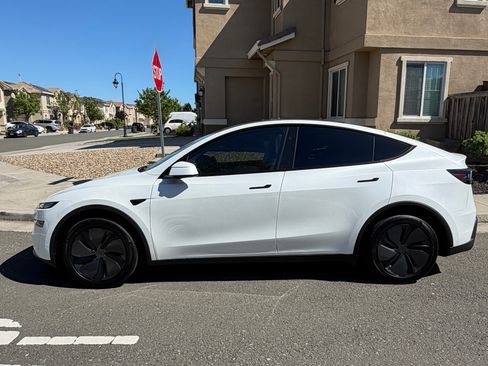 Used 2026 Tesla Model Y AWD image 4