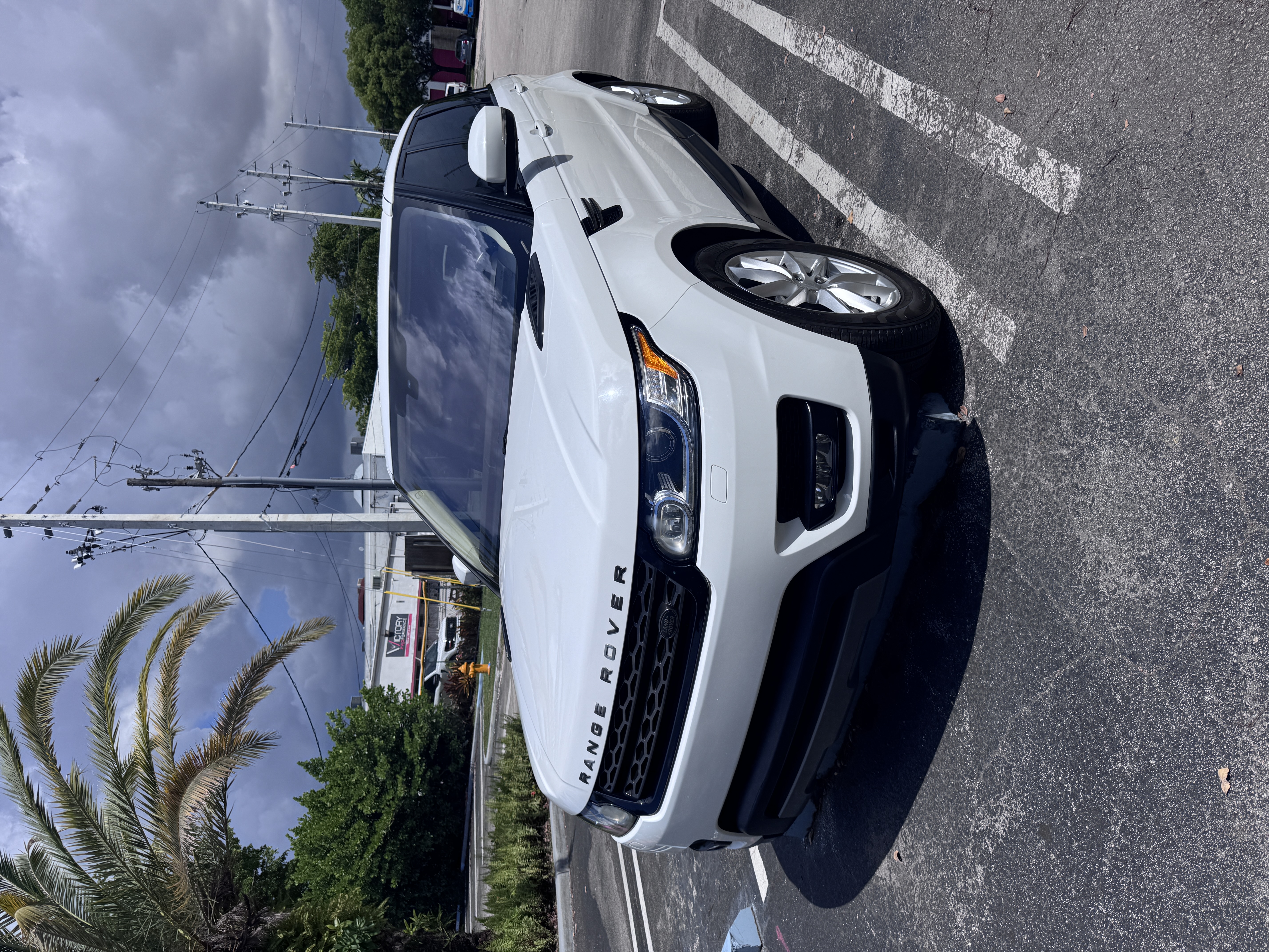 Used 2016 Land Rover Range Rover Sport SE AWD/4WD image 2
