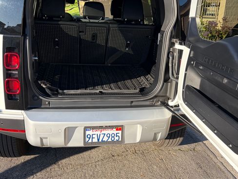 Used 2023 Land Rover Defender 110 S image 8