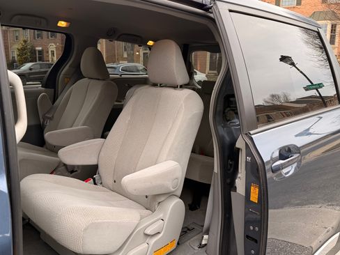 Used 2013 Toyota Sienna LE image 8