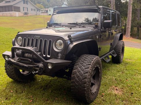 Used 2017 Jeep Wrangler Unlimited Sahara AWD/4WD image 4