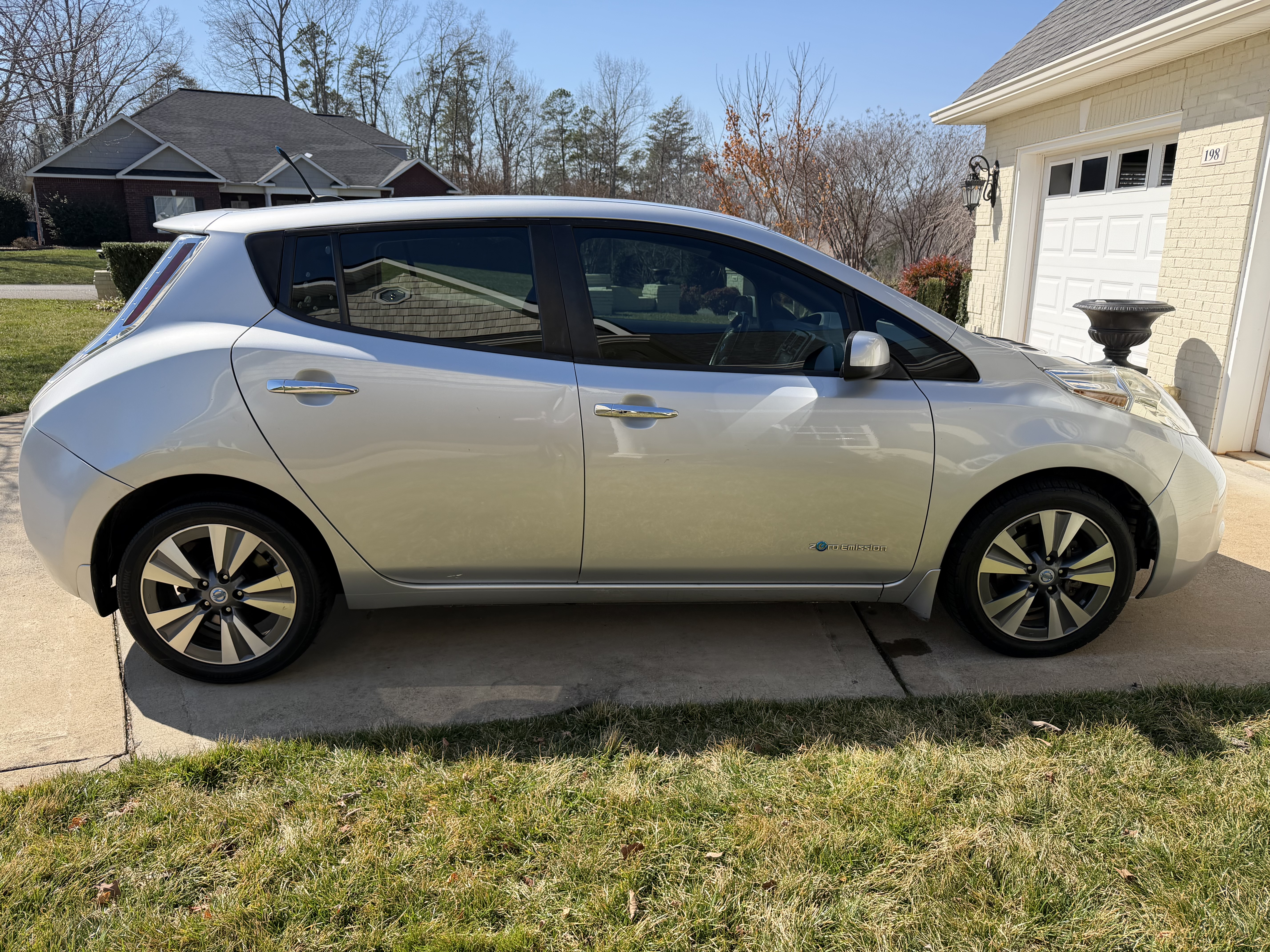 Used 2013 Nissan Leaf SL FWD image 6