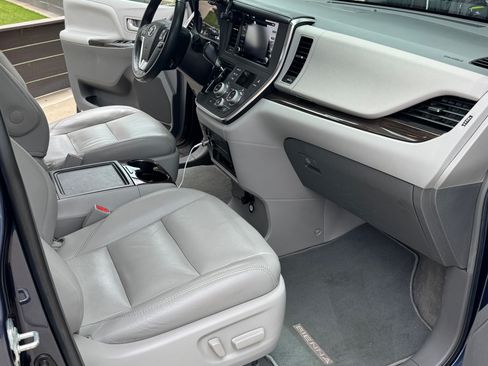 Used 2018 Toyota Sienna XLE Premium w/ Carpet Mat Package FWD image 10