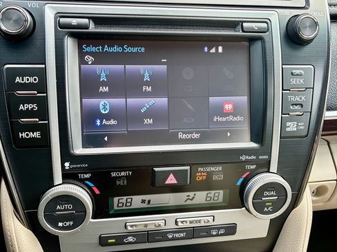 Used 2014 Toyota Camry XLE w/ Leather Package FWD image 11