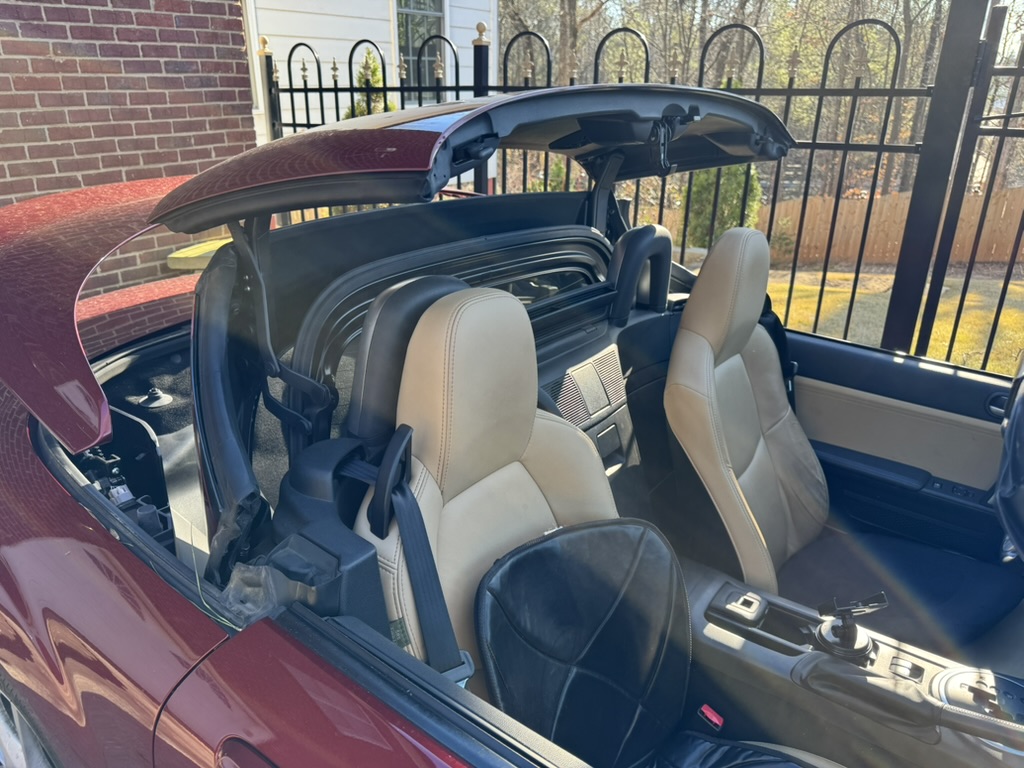 Used 2010 MAZDA MX-5 Miata Grand Touring w/ Premium Pkg RWD image 10