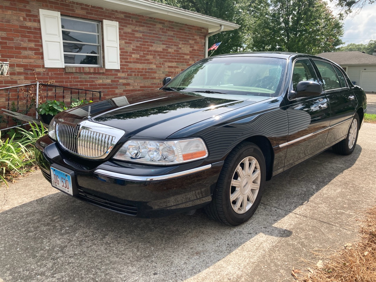 Used 2008 Lincoln Town Car Signature L RWD image 2