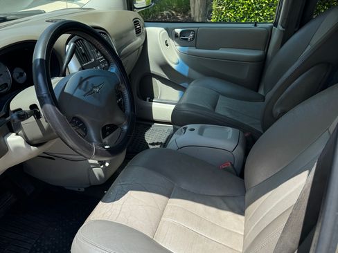 Used 2005 Chrysler Town & Country Touring image 8